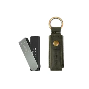 کیف چرم طبیعی محافظ لجر Ledger Nano X مدل بیتس سبز ارتشی با قفل فلزی و حلقه جانبی