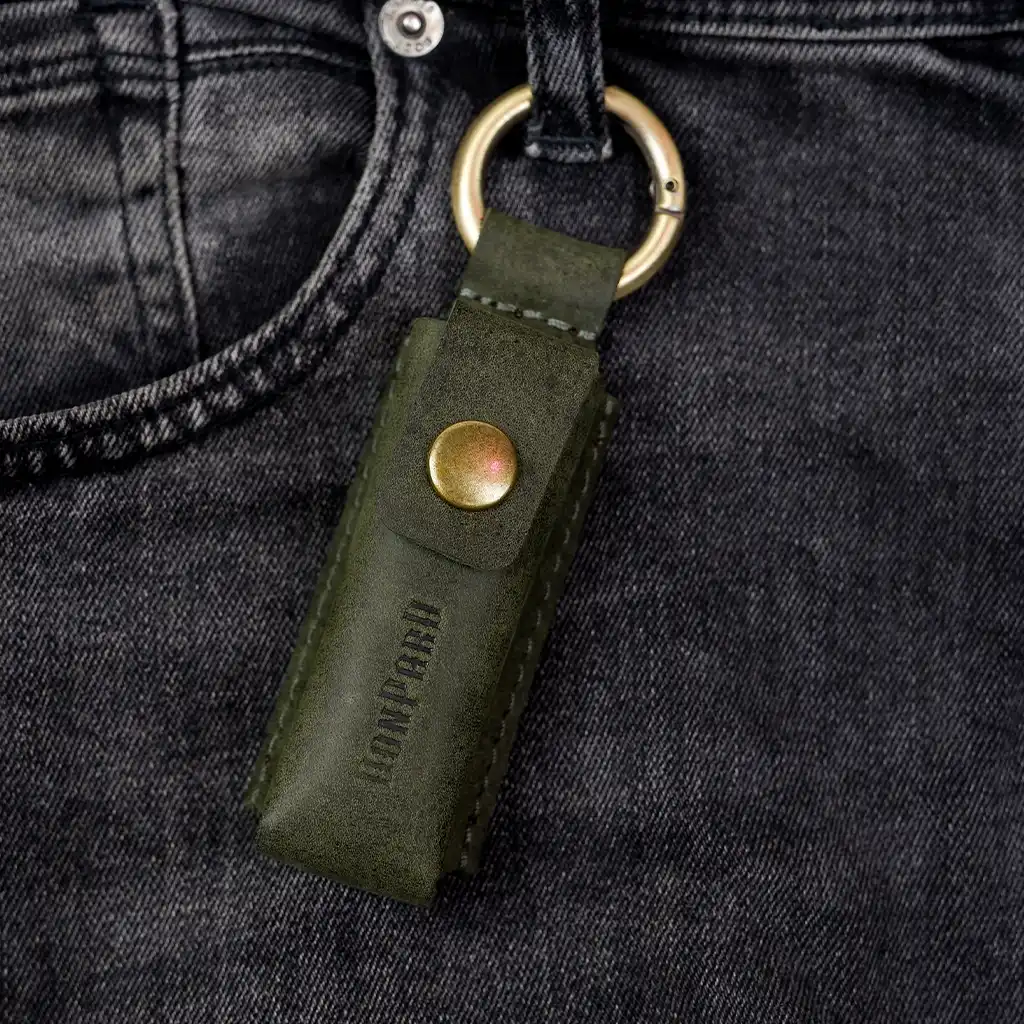 کیف چرم طبیعی محافظ لجر Ledger Nano X مدل بیتس سبز ارتشی با قفل فلزی و حلقه جانبی