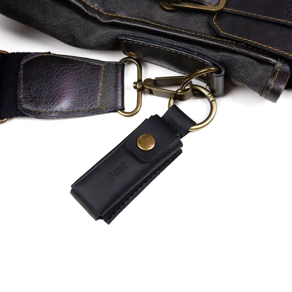 کیف چرم طبیعی محافظ لجر Ledger Nano X مدل بیتس مشکی با دکمه فلزی و حلقه اتصال