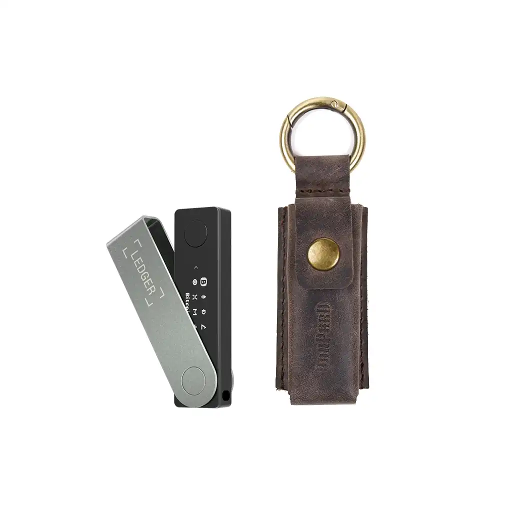 کیف چرم طبیعی محافظ لجر Ledger Nano X مدل بیتس قهوه‌ای با دکمه فلزی و حلقه جانبی