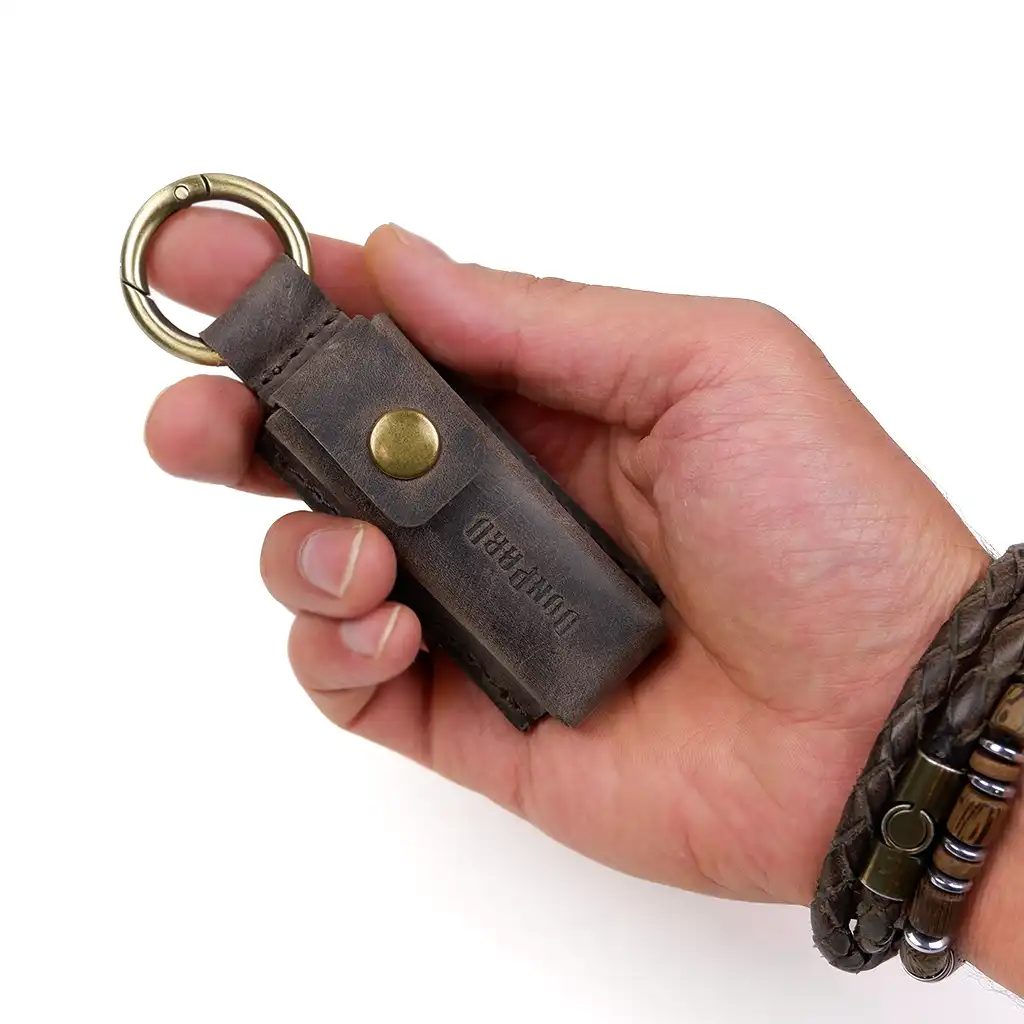 کیف چرم طبیعی محافظ لجر Ledger Nano X مدل بیتس قهوهای با دکمه فلزی و حلقه جانبی