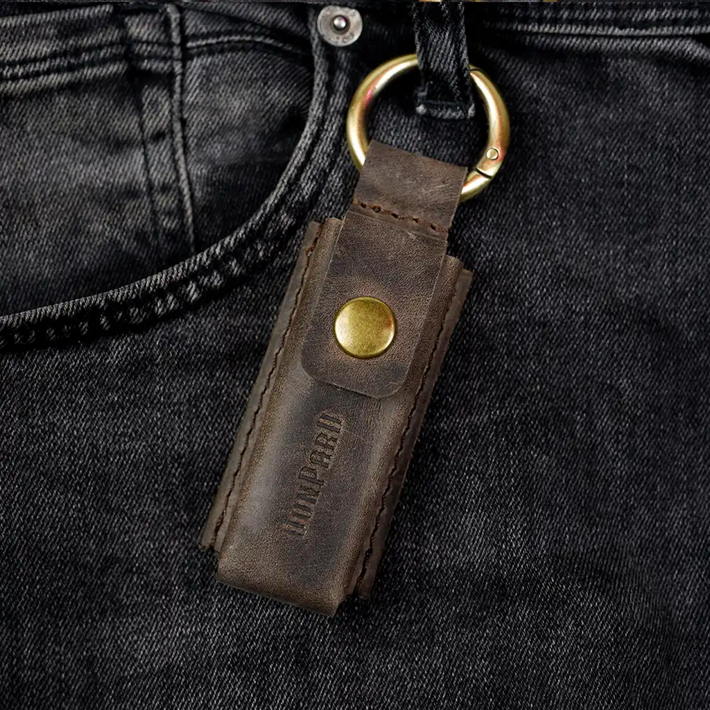 کیف چرم طبیعی محافظ لجر Ledger Nano X مدل بیتس قهوهای با دکمه فلزی و حلقه جانبی